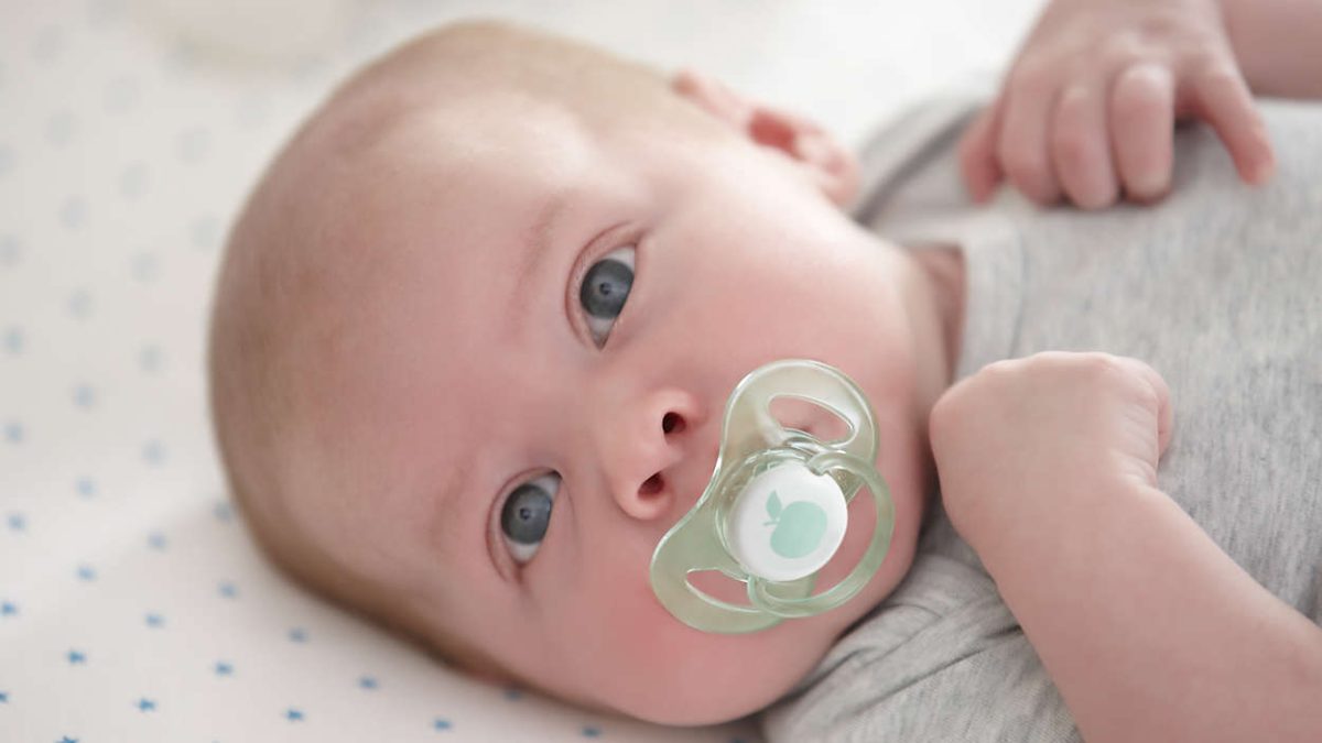 فواید و معایب استفاده از پستانک در نوزادان