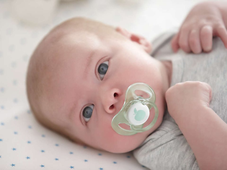 فواید و معایب استفاده از پستانک در نوزادان