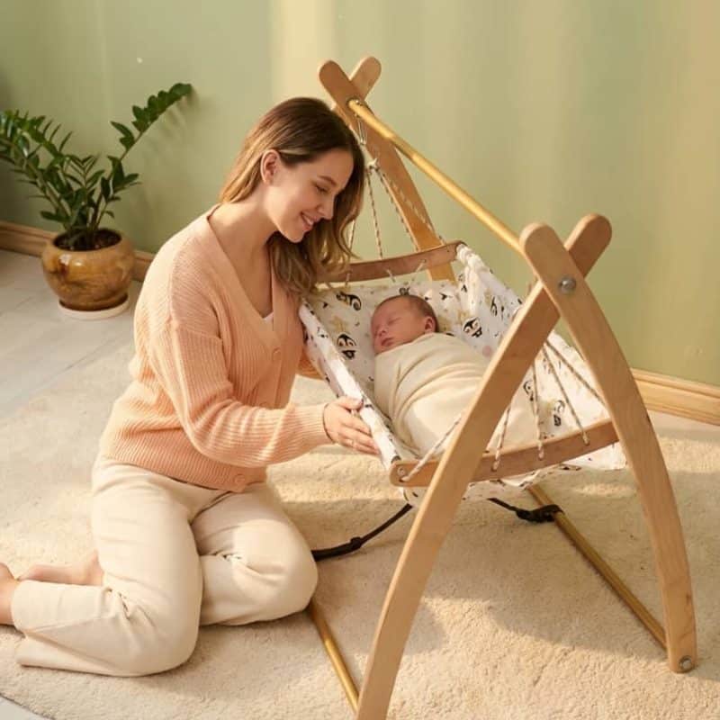 گهواره چوبی ساخته شده از چوب